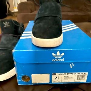 Adidas women 7.5 used sneaker.